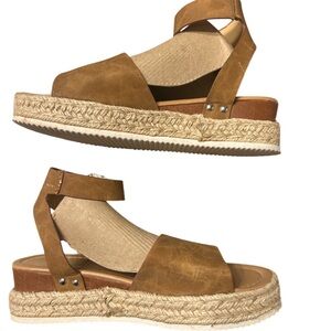 Women's Tan Wedge Sandals. Soft leather lining w adjustable buckle closure. S 39